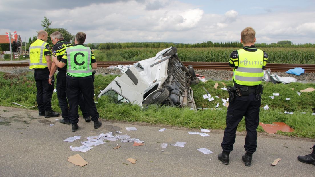 Bij een onbewaakte spoorwegovergang in Opheusden is vrijdagmiddag een koeriersbusje met een trein in botsing gekomen. De bus sloeg over de kop en belandde in de sloot. Een persoon raakte gewond, maar was wel aanspreekbaar.