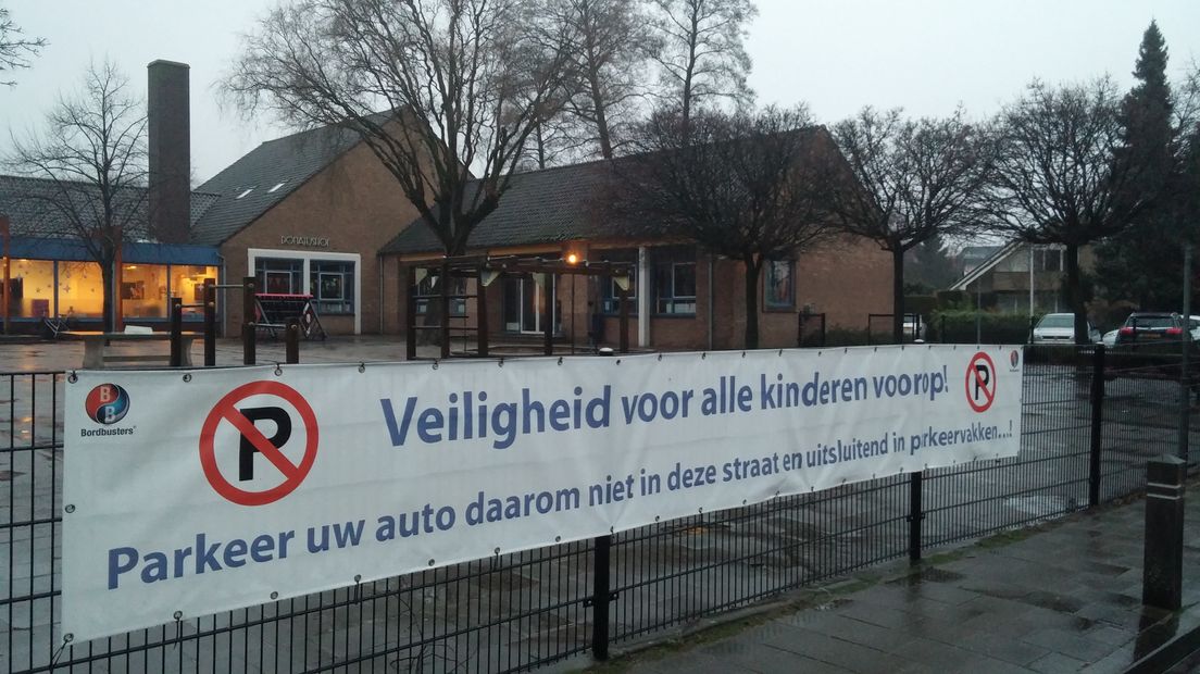 Ouders die met deze regenachtige dagen hun kinderen liefst zo dicht mogelijk voor de school afzetten komen bij basisschool Donatushof in Bemmel bedrogen uit. Vanaf vandaag zijn drie straten rond de school afgesloten voor autoverkeer.