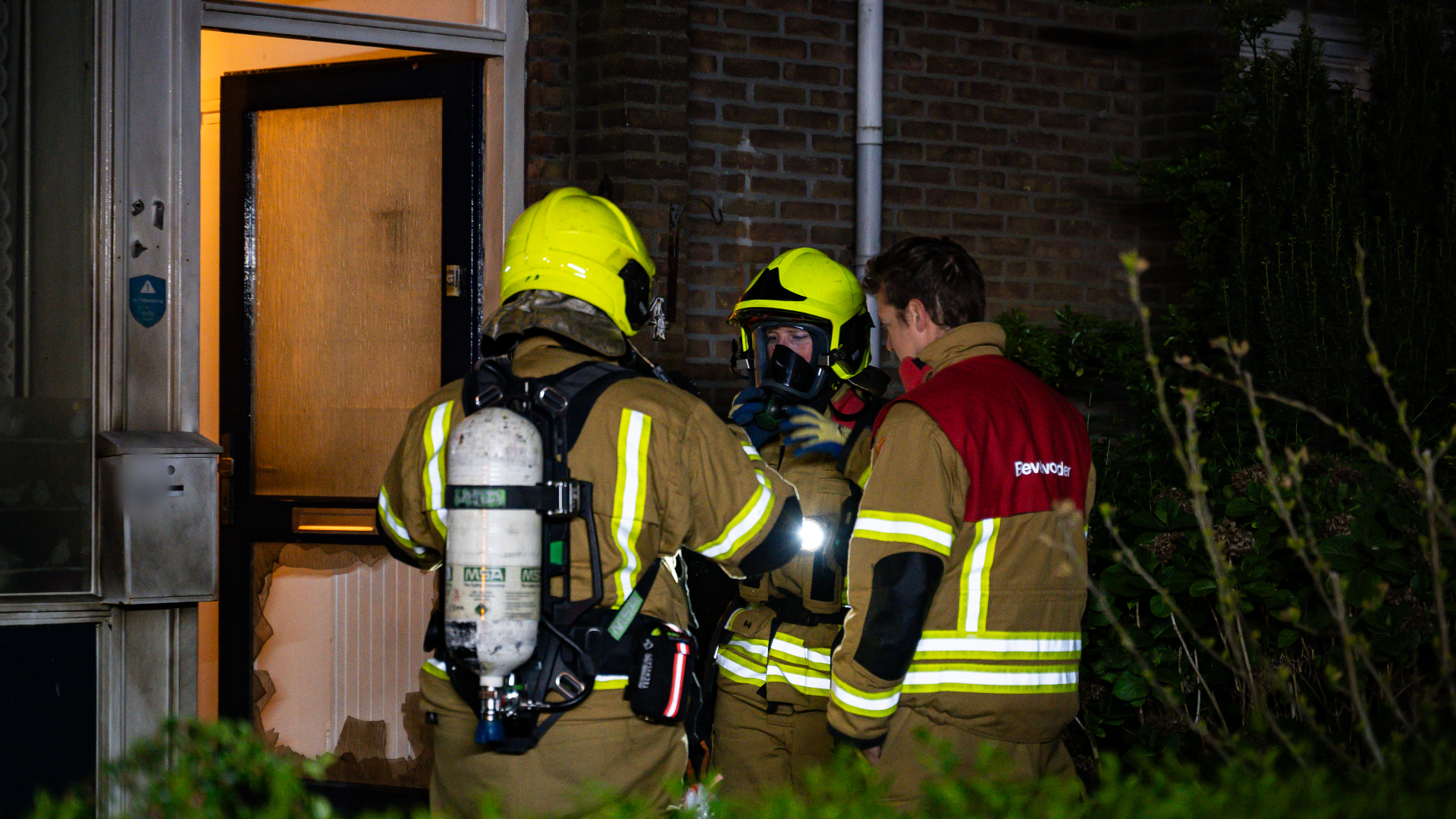 In de voordeur van de woning aan de Crocusstraat in Spijkenisse zit een groot gat.