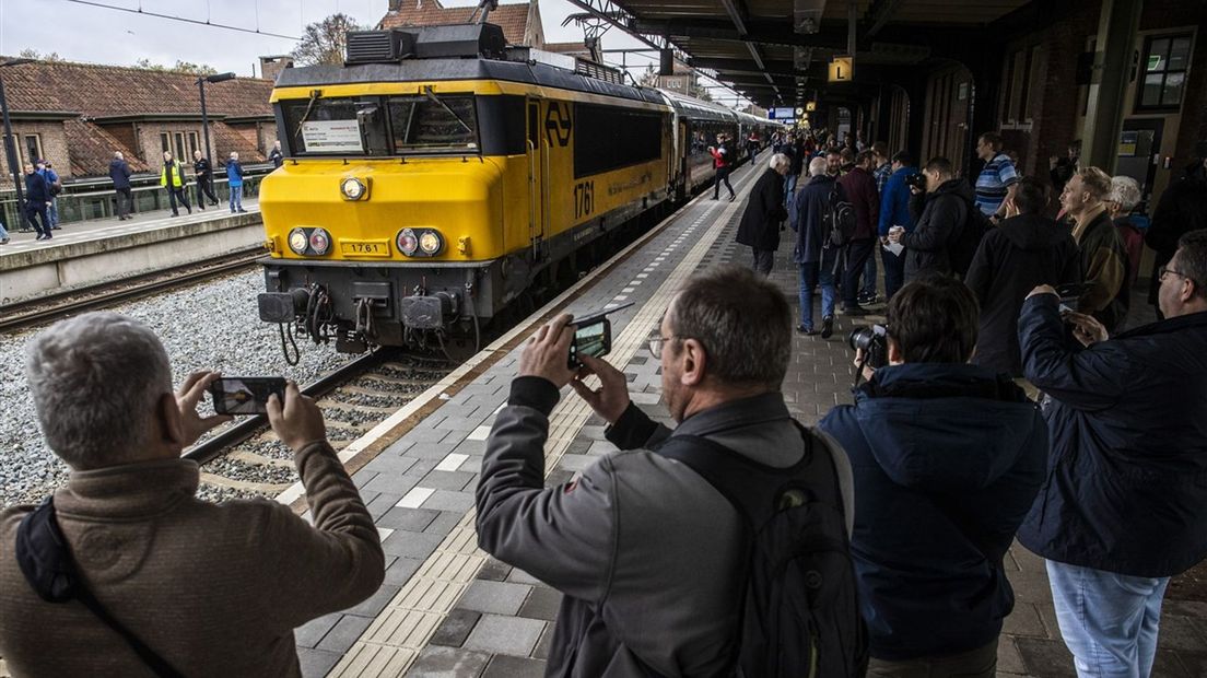 De 1700-locomotief tijdens de afscheidsrit