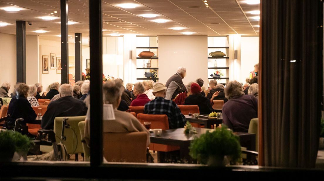 De opgevangen bewoners in het restaurant.