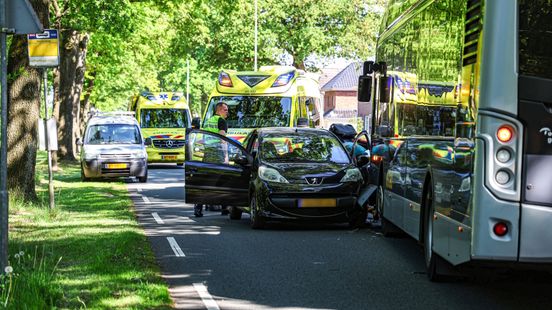 Bestuurder door brandweer uit auto bevrijd na botsing met lijnbus. Bestuurder door brandweer uit auto bevrijd na botsing met lijnbus.