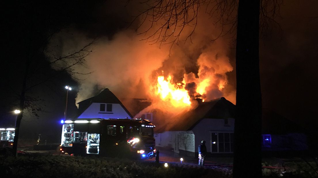 Een uitslaande brand in een grote villa aan de Burgemeester Honcooplaan in Hattem heeft zaterdagavond forse schade aangericht. Volgens de brandweer is de brand ontstaan in de schoorsteen.
