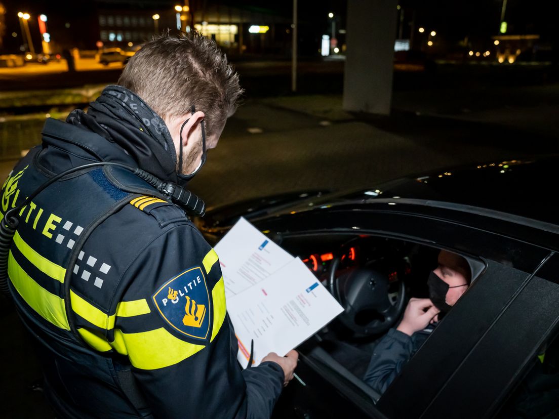 Deze automobilist  overhandigt een werkgeversverklaring als reden dat hij tijdens de avondklok buiten is