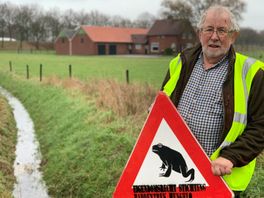 Paddenhelpers in Hengelo komen dit jaar veel eerder in actie: "Bij 16 graden zijn ze wakker"