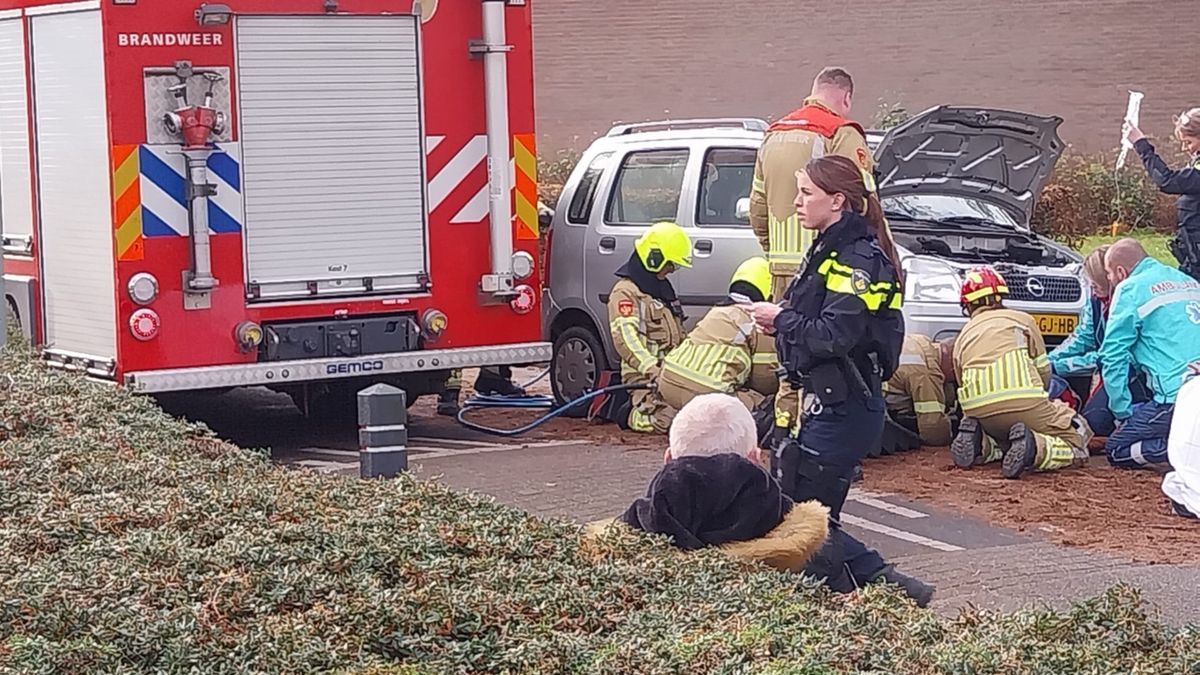 Vrouw bekneld onder auto na aanrijding in Swalmen