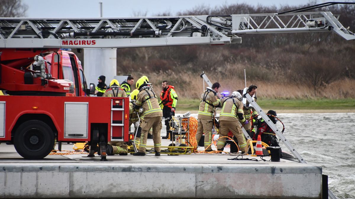 Auto belandt in water bij Kamperland, twee mensen in het water