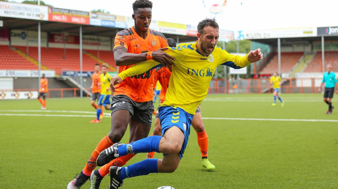 Martin van Eeuwijk in duel met een speler van Jong FC Volendam 