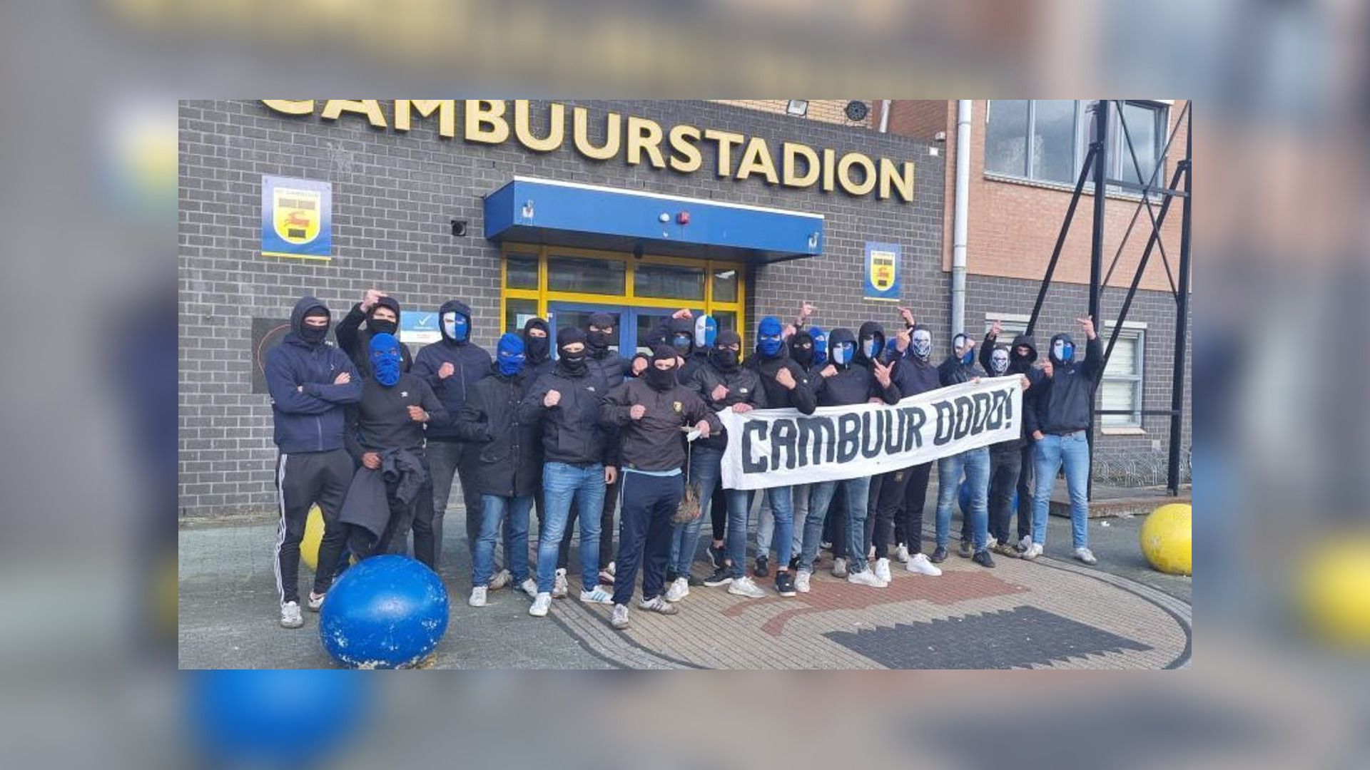 De supporters fan sc Hearrenfean mei de kop by it stadion fan Cambuur