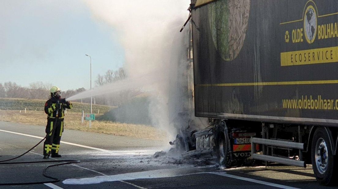 Vrachtwagen brandt op A1