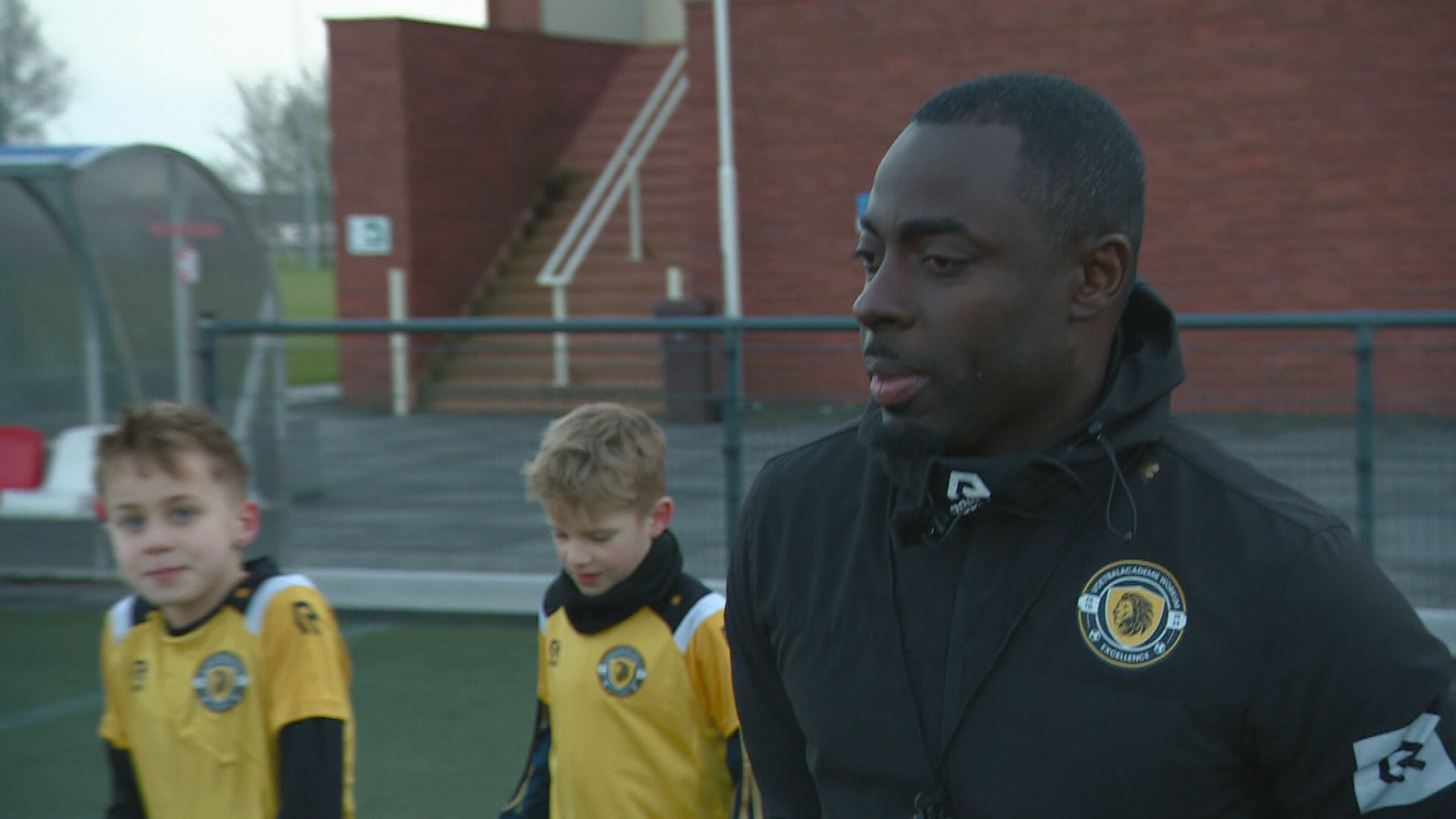 Ricky Henry ûnder de training mei de jonges fan vv Workum