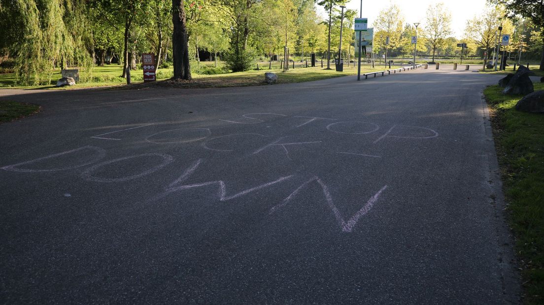 Protest in stoepkrijt bij het Zuiderpark tegen de coronamaatregelen