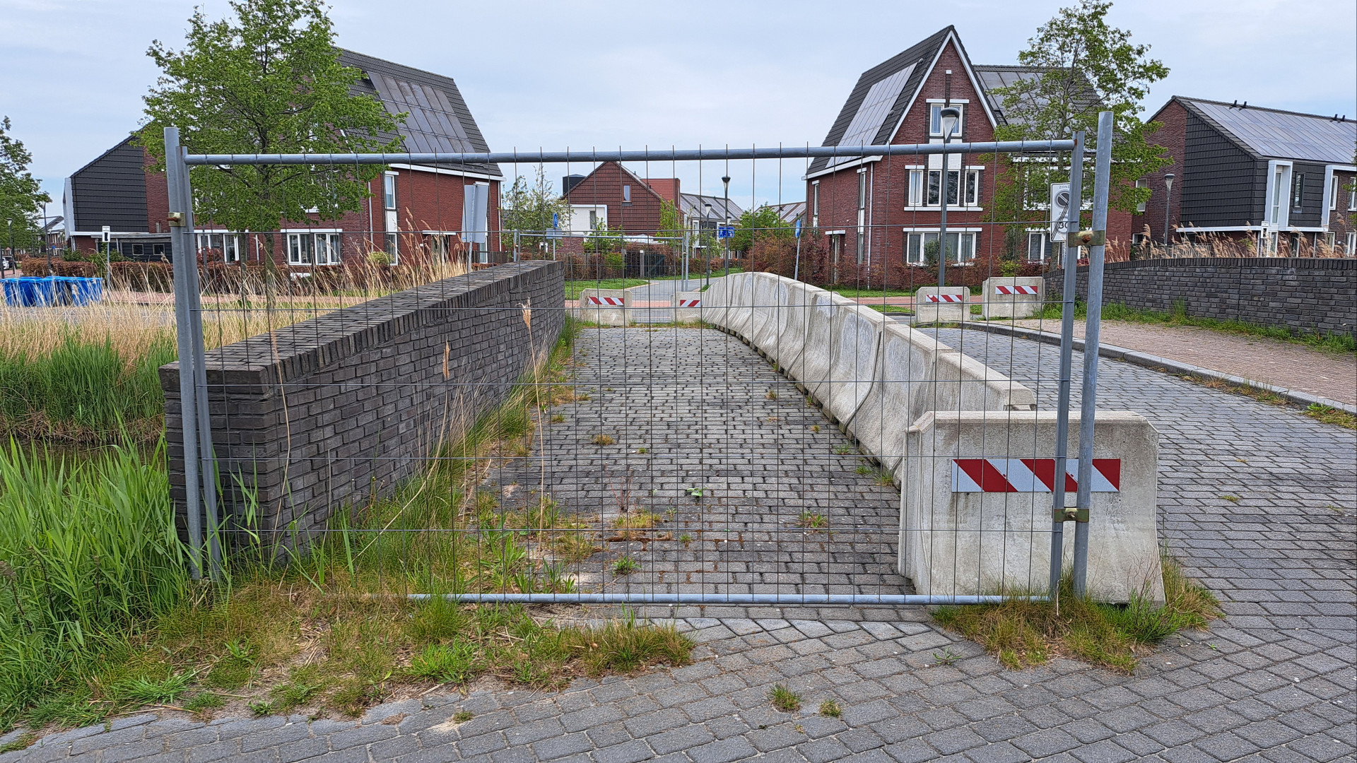 Autobrug al 10 jaar afgesloten met betonblokken: 'Raar verhaal, vind je niet?'