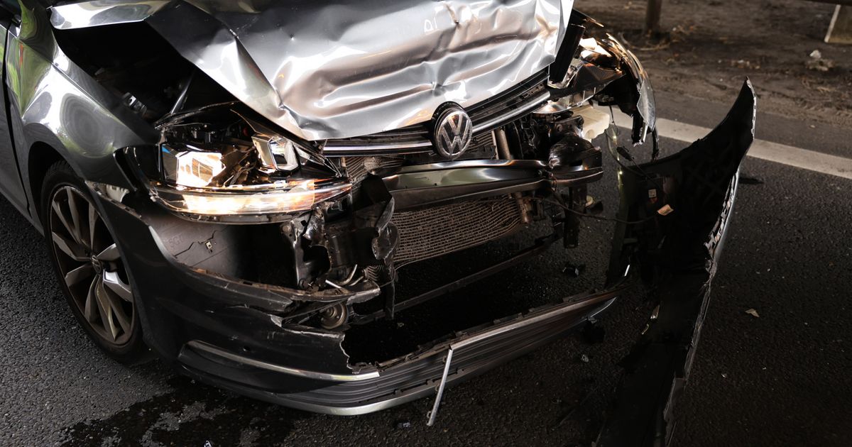 Twee auto's zijn woensdag op elkaar gebotst op de toerit van de A13. Door…