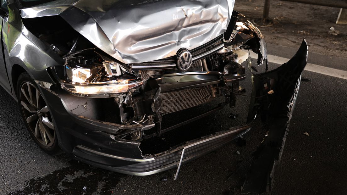 De schade aan de achterste auto van de twee