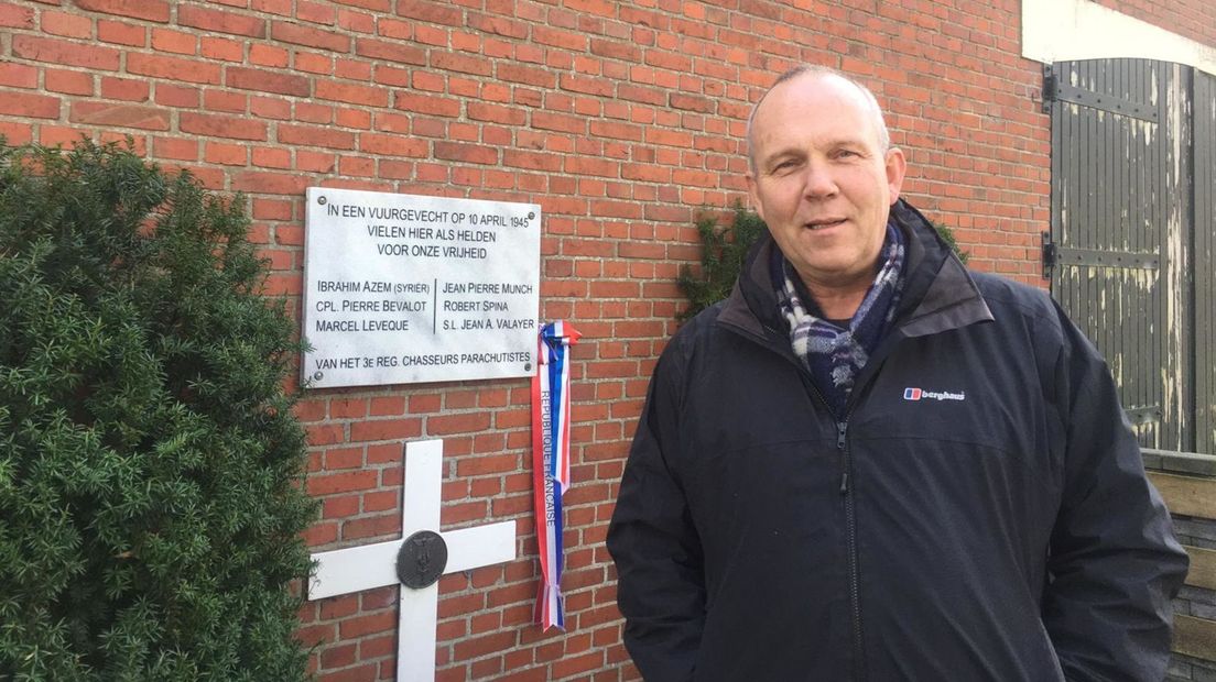 Harold de Jong voor het monument aan de Koelenweg, Huis ter Heide (Rechten: RTV Drenthe / Sophie Timmer)