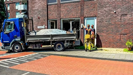 Kleine vrachtwagen ramt pand voor begeleid wonen