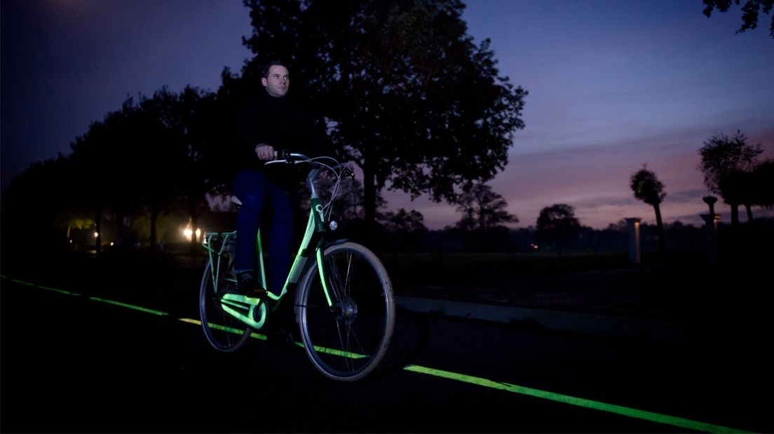 Zoetermeer krijgt glow in the dark-fietspad op Heuvelweg - Omroep West