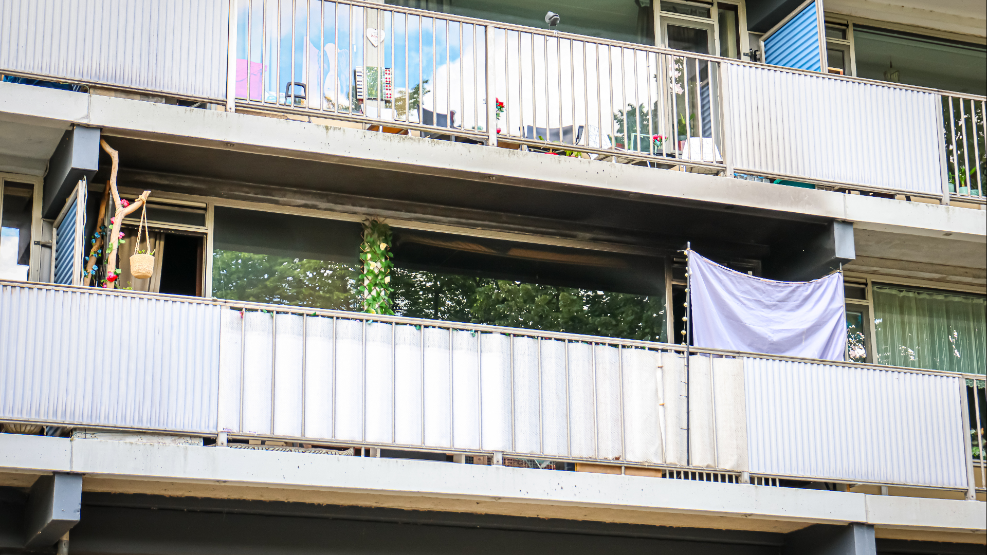 Op beelden is te zien dat een woning op de eerste verdieping flinke schade heeft opgelopen.