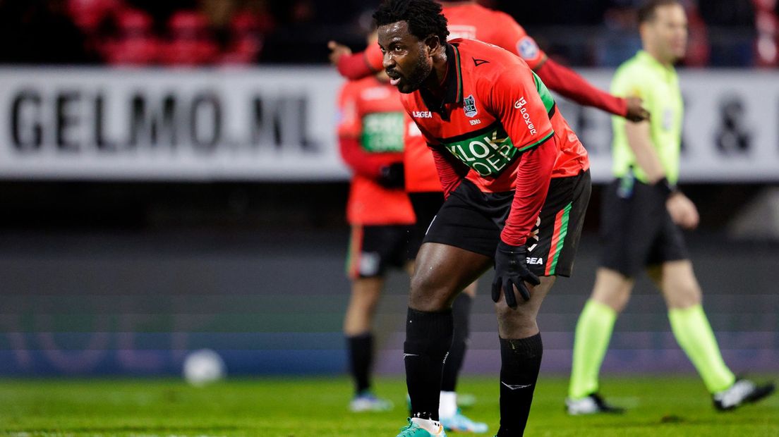 Wilfried Bony raakte bij zijn debuut voor NEC al geblesseerd