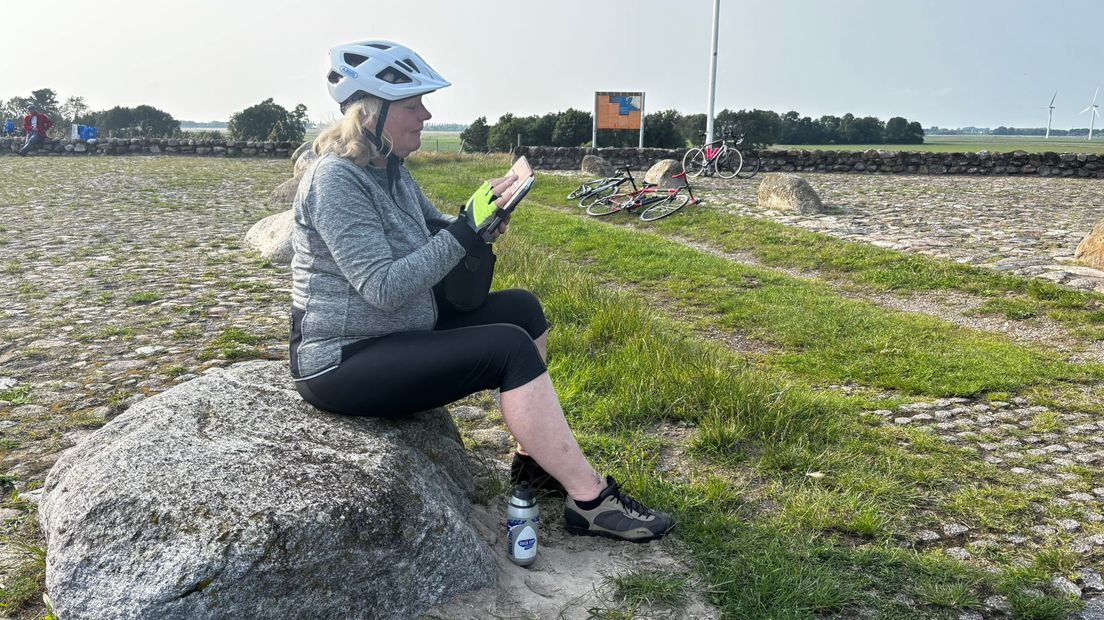 Winda Veldman sit te wachtsjen op de servicebus