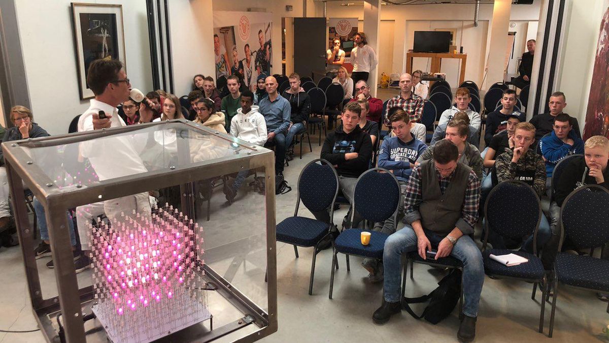 Drentse vmbo'ers maken lichtkubus voor Nationaal Comité 4 en 5 mei