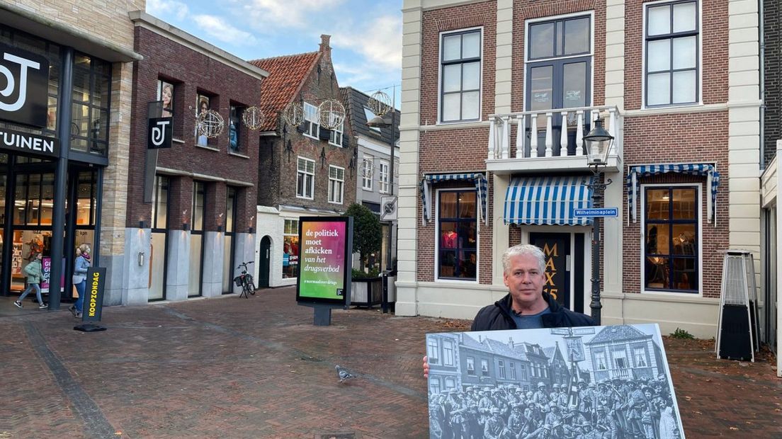 Jan-Willem van den Beukel met de foto op het Wilhelminaplein in Naaldwijk