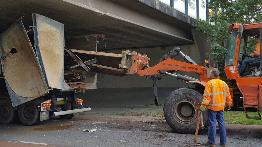 De vrachtwagen met te hoge lading heeft het viaduct geramd in Enter