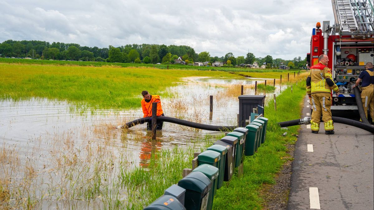 Stank en wateroverlast: rioolleiding gesprongen in IJsselmuiden
