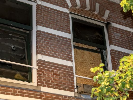 In het raam van het beschoten huis aan de Jensiusstraat in Rotterdam-Noord zit een kogelgat.