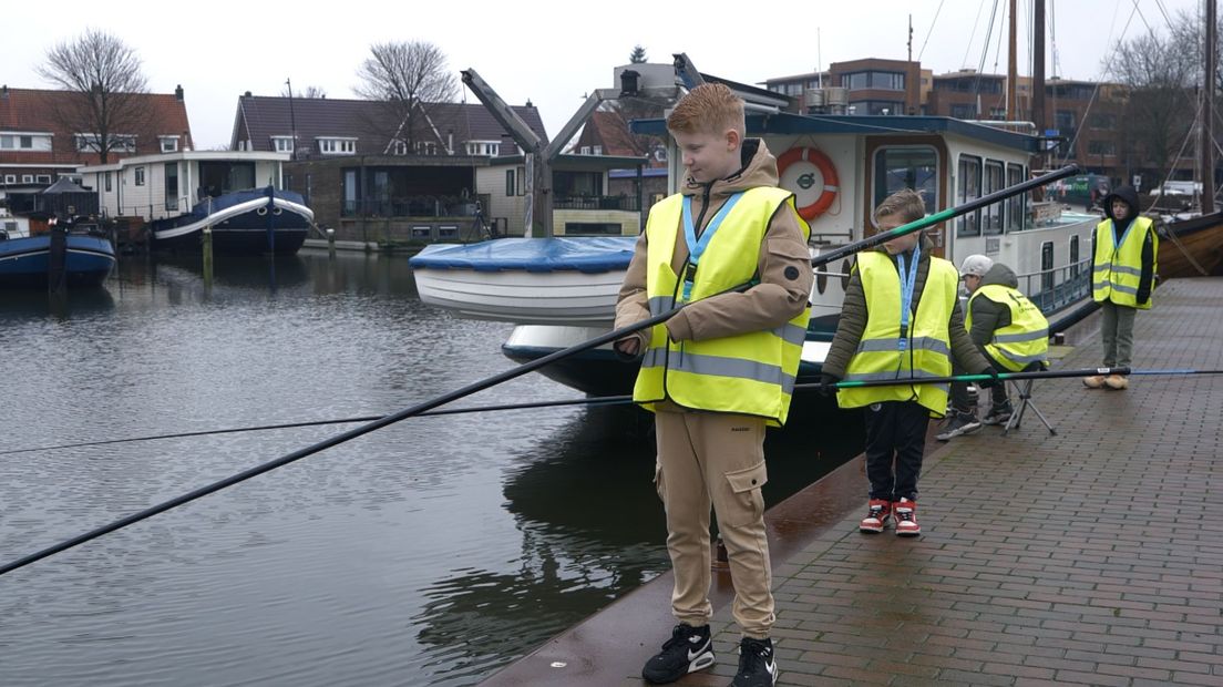 Deze kinderen doen mee aan een viswedstrijd tijdens de eerste editie van Winterspektakel in Harderwijk.