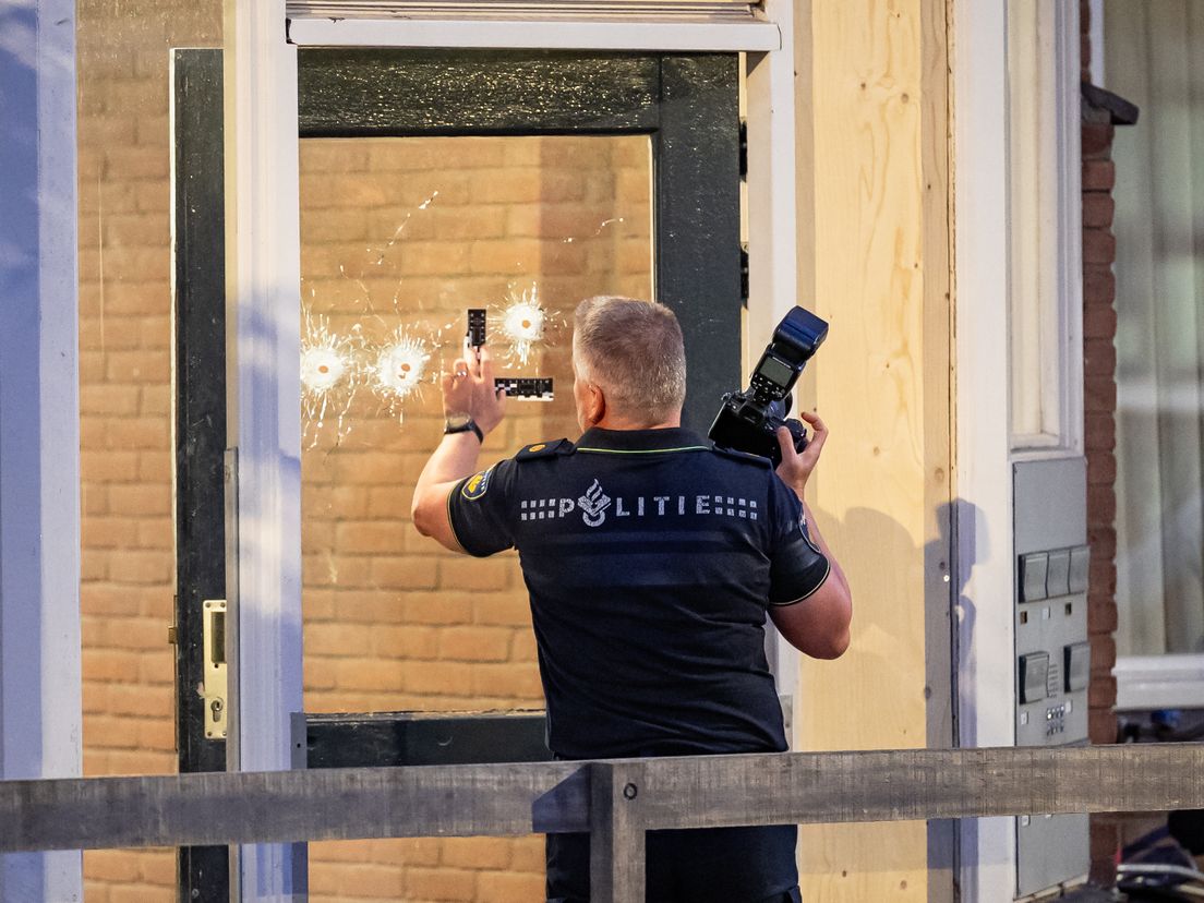 Drie kogelgaten in de ruit na een eerdere beschieting aan het adres.