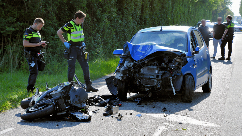 Motor en auto botsen op elkaar, beide bestuurders naar het ziekenhuis