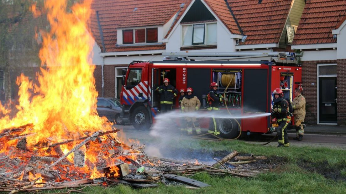 De brandweer blust voor de eerste keer het 'paasvuur' aan de St. Vitusstraat in Winschoten