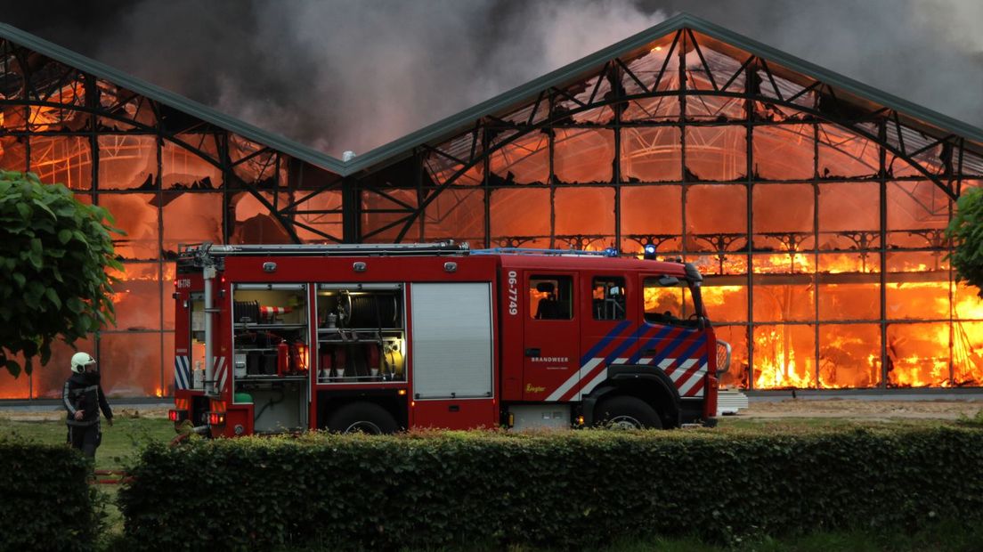 Een grote uitslaande brand heeft Fonteyn Outdoor Living Mall in Uddel (gemeente Apeldoorn) in de as gelegd. De brandweer verwacht nog de hele dag bezig te zijn met nablussen.