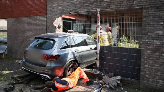 Veel schade nadat man tuin binnenrijdt: 'Was even schrikken toen ik dat zag'