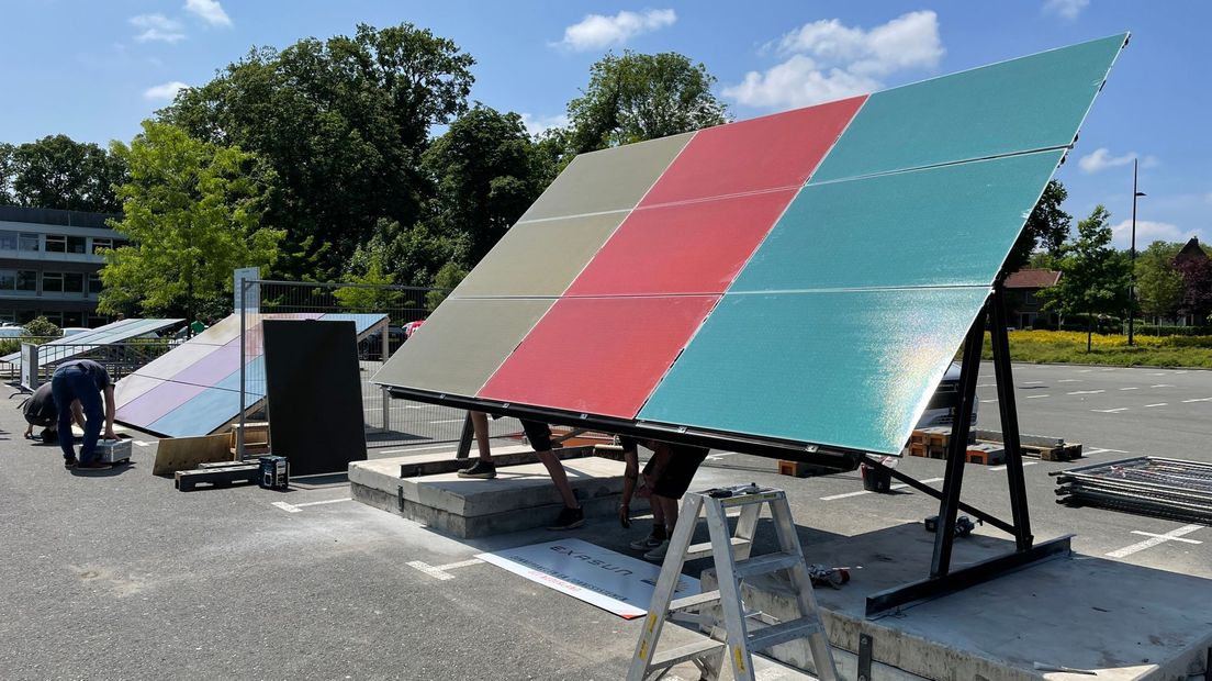 De zonnepanelen hebben de kleur van de landschappen