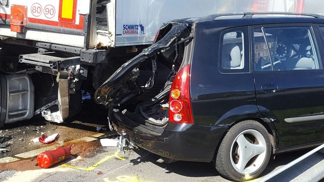De A12 van de Duitse grens naar Arnhem was dinsdag afgesloten op knooppunt Oud-Dijk. Er heeft een ongeluk plaatsgevonden met drie vrachtwagens, één personenauto en een bestelbusje. Daarbij zijn acht gewonden gevallen. Drie personen zijn naar het ziekenhuis gebracht. De anderen zijn ter plaatse behandeld.
