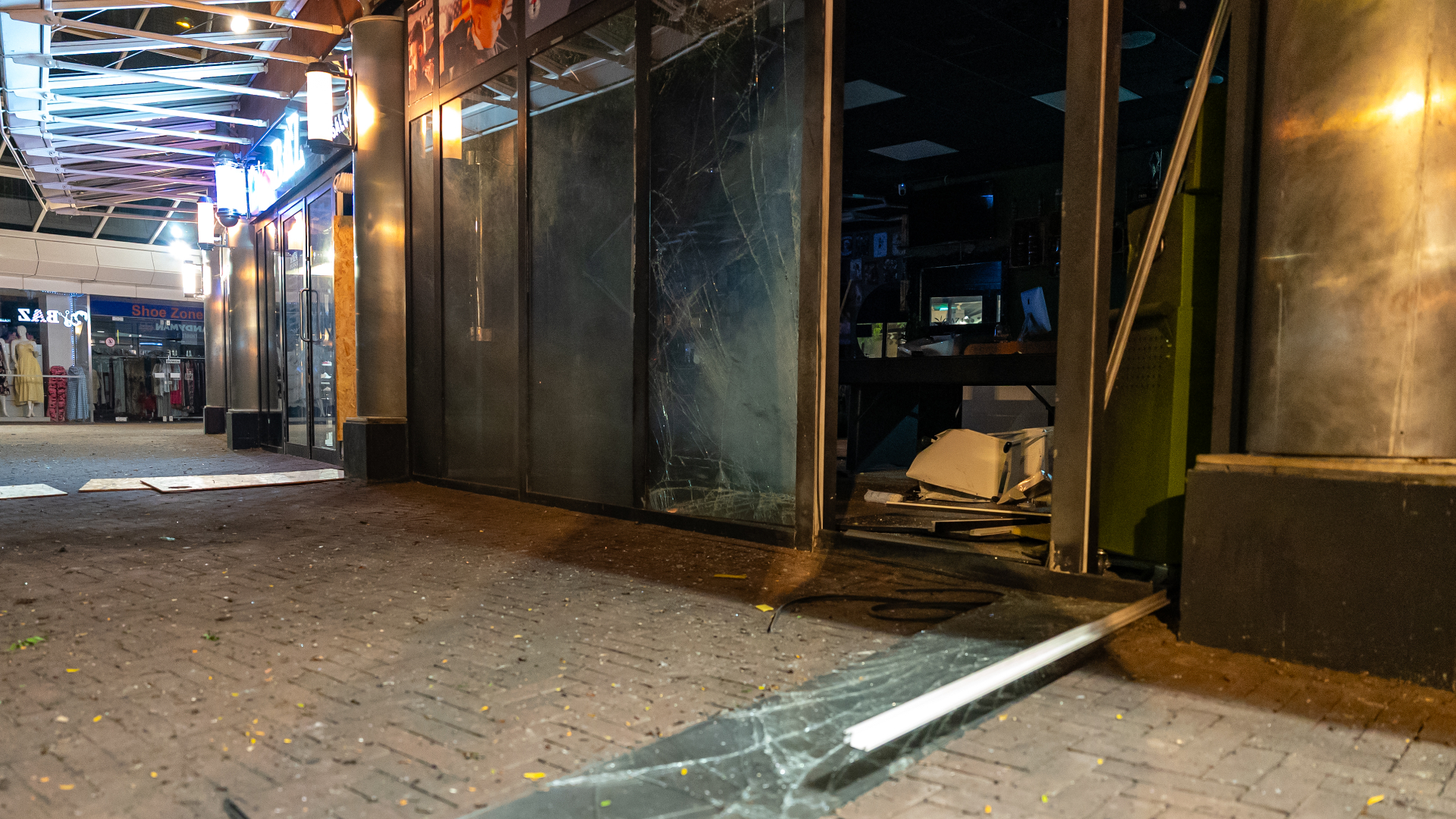 Drie maanden eerder was de kapperszaak op het Liesveld in Vlaardingen ook al getroffen door een explosief.