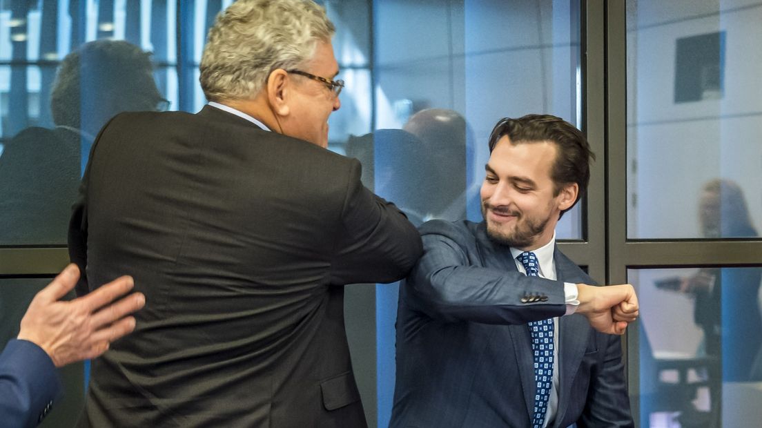 Henk Krol en Thierry Baudet groeten elkaar met de elleboog