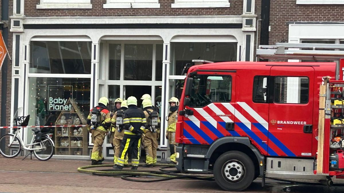 Brand in cadeauwinkel Sneek, deel van centrum afgesloten