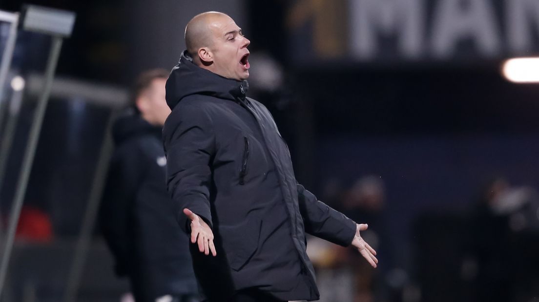 Danny Buijs coachend langs het veld