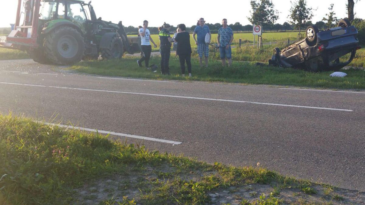 Opnieuw een ongeluk in Azewijn: auto slaat over de kop
