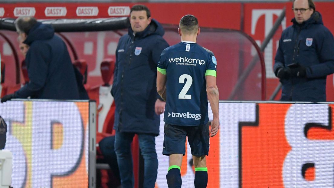 Van Polen verlaat het veld na zijn rode kaart