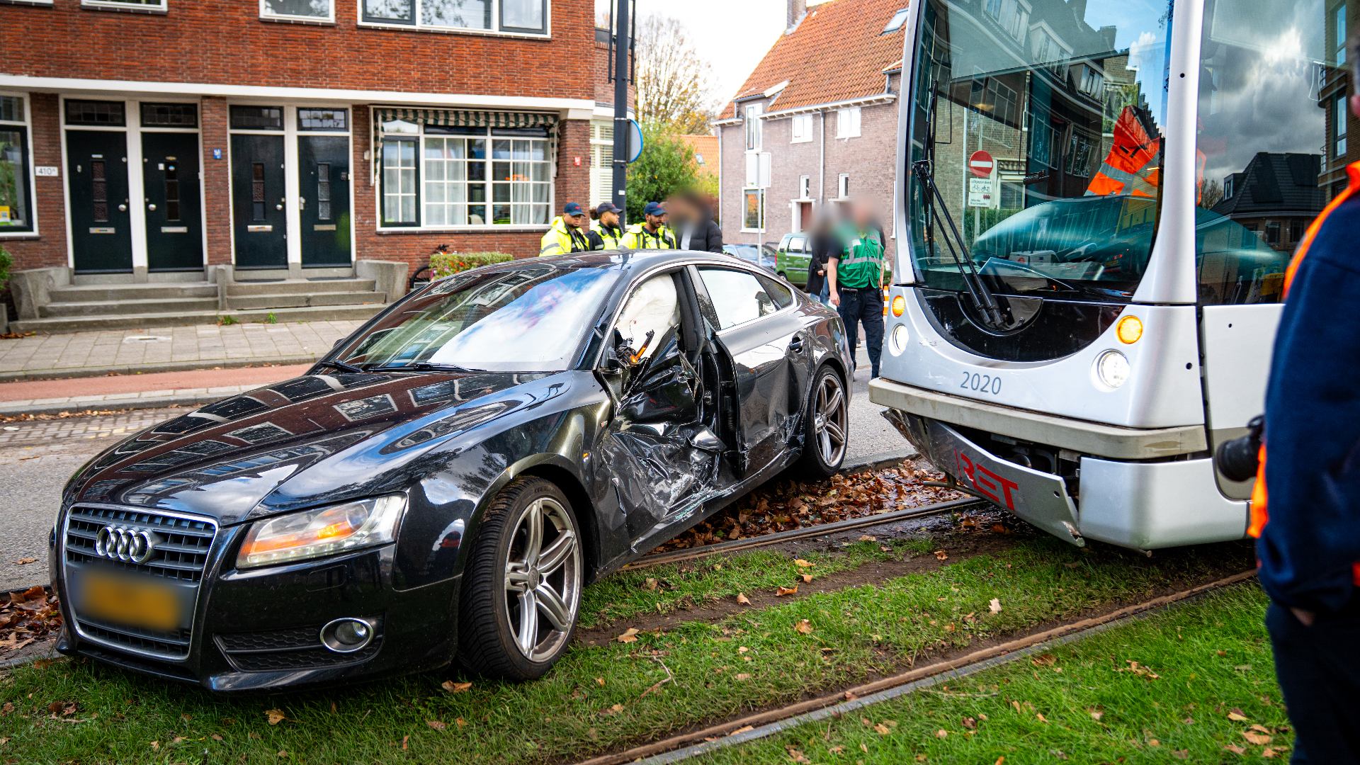 Tram ontspoord door botsing op auto.