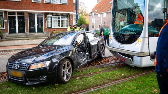 Tram ontspoord door botsing op auto. Tram ontspoord door botsing op auto.