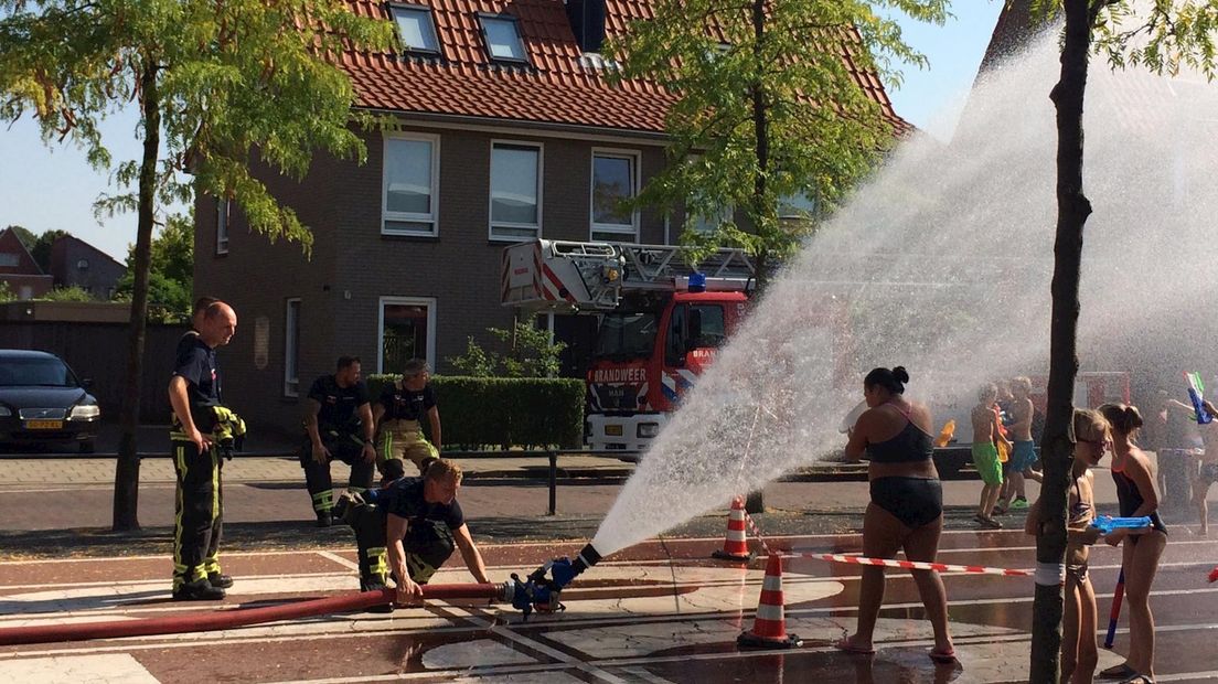 Brandweer brengt verkoeling bij basisschool Anna van Buren