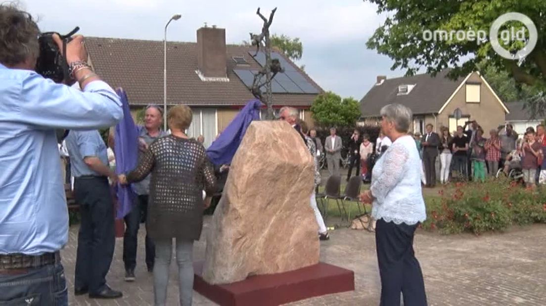 In Tricht is donderdagavond het vernieuwde Windhoosmonument officieel onthuld. De bronzen sculptuur herinnert aan de windhoos die op 25 juni 1967 over het dorp raasde en aan vijf inwoners het leven kostte.