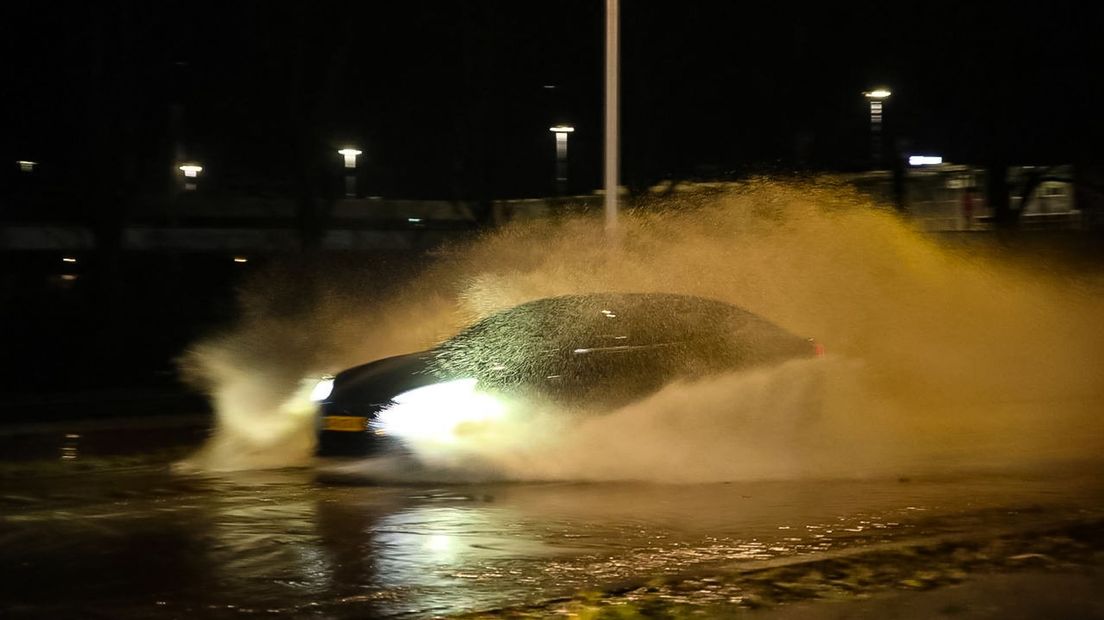 De rijbaan liep onder water