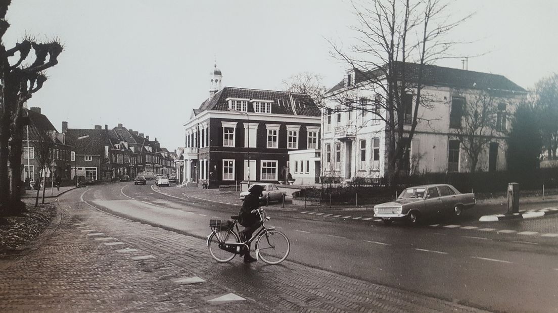 Gemeente Rhenen- De voormalige ambtswoning (het witte huis rechts) van Rhenen tot 1962.